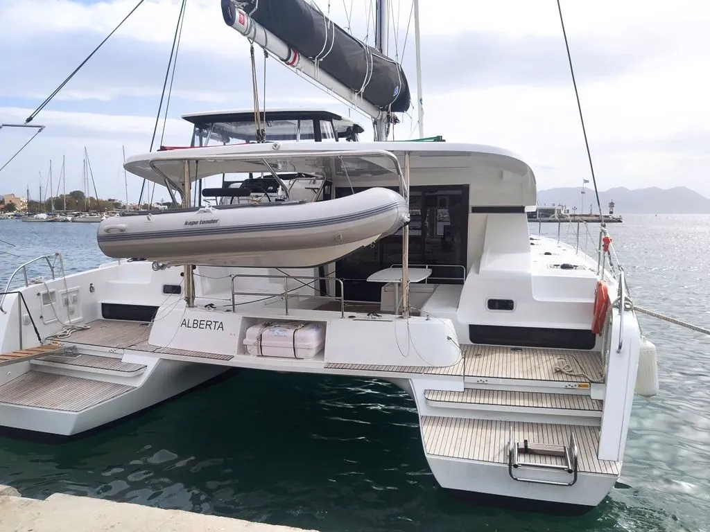 Boot - Rent a 12.8m 6 Cabin Catamaran in Lavrion