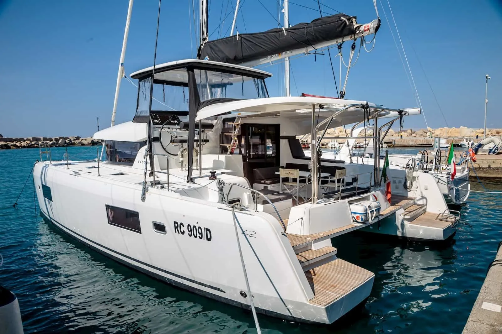 Charter a 12.94m Catamaran Lagoon 42 in Castiglioncello
