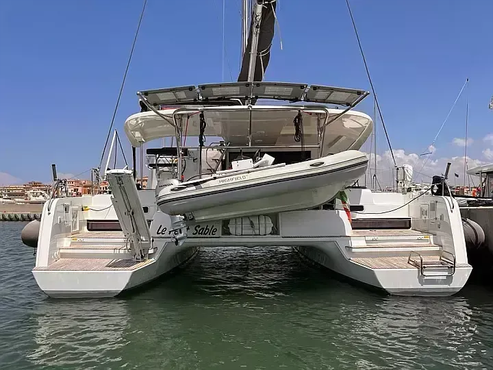Explore Nettuno on a 12.94m Rental Catamaran