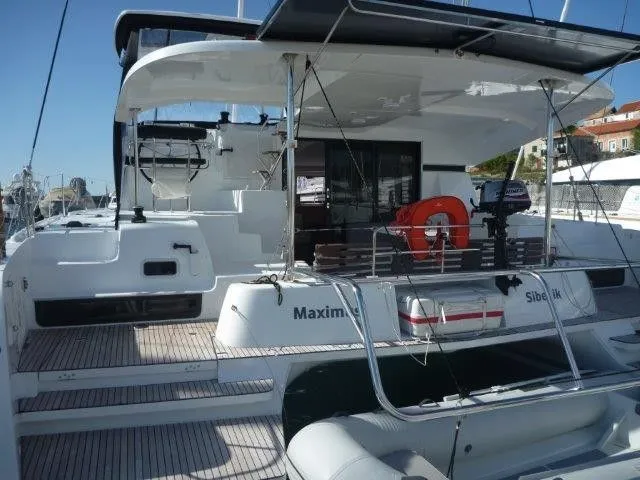 Rent a 12.8m Catamaran Lagoon 42 in Pula