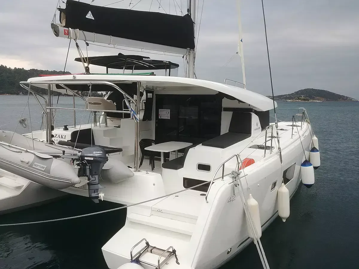 Boot - 12.8m Skiathos Town Catamaran Lagoon 42 Hire