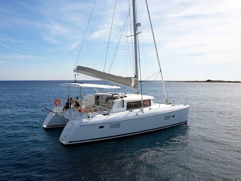 Charter a 12.61m Catamaran in Nikiti