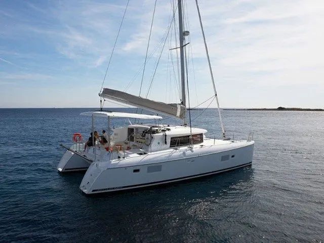 Charter a 12.49m Catamaran in Ko Chang