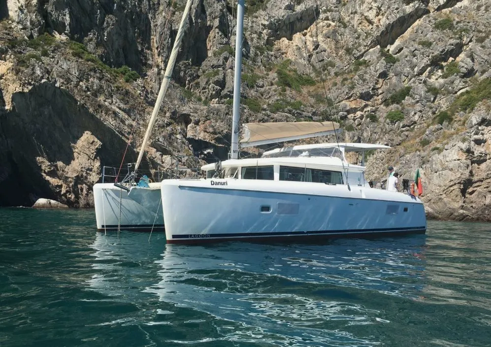 Charter a 12.61m Lagoon 421 Catamaran in Lisbon