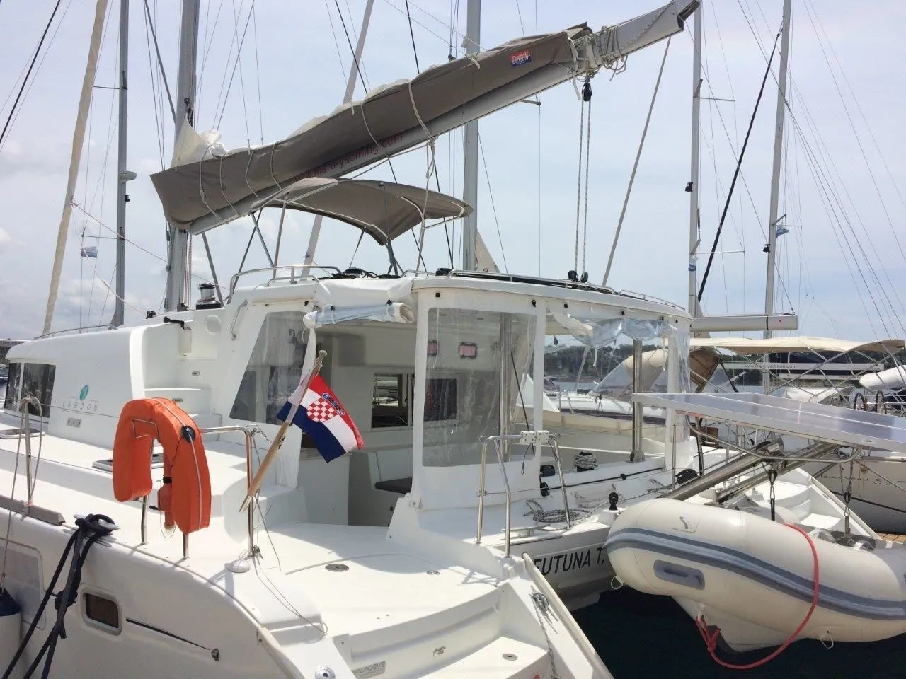 Чартер Futuna T - 4