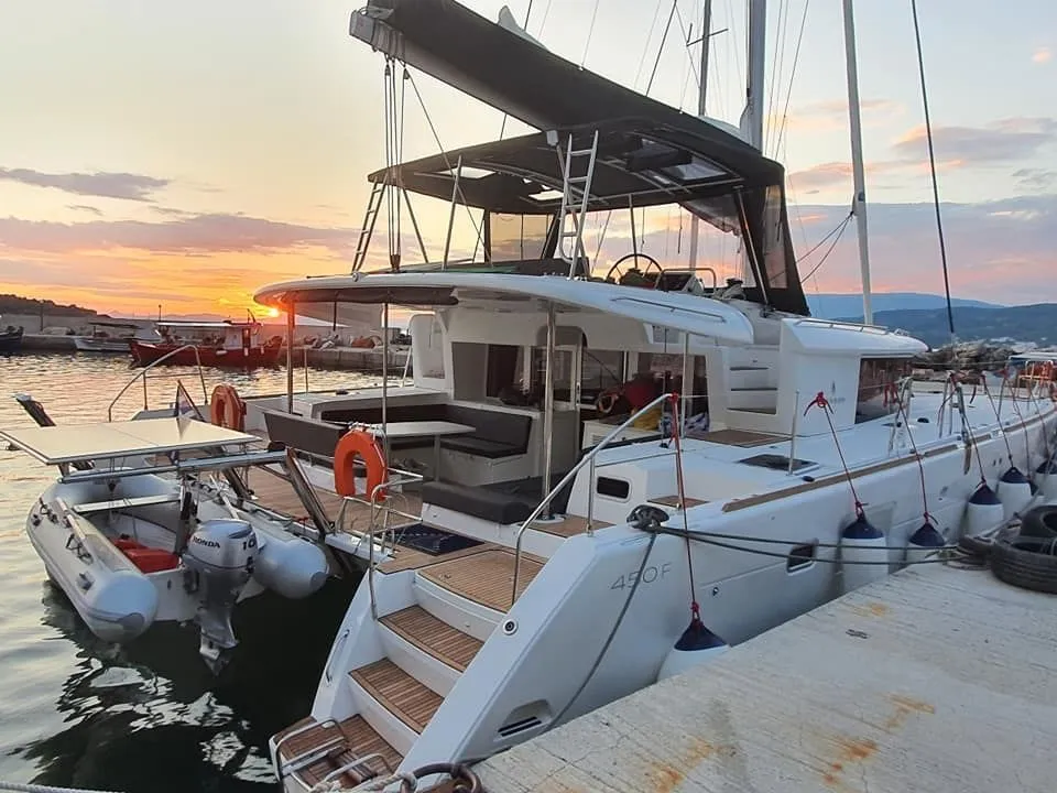Boot - Charter a 13.96m Lagoon 450 F in Volos