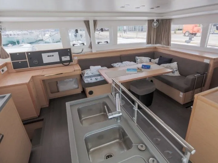 Ariel Charterboot - 5