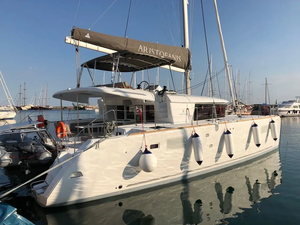 Boot - Rent a 13.96m 5 Cabin Catamaran in Lefkada