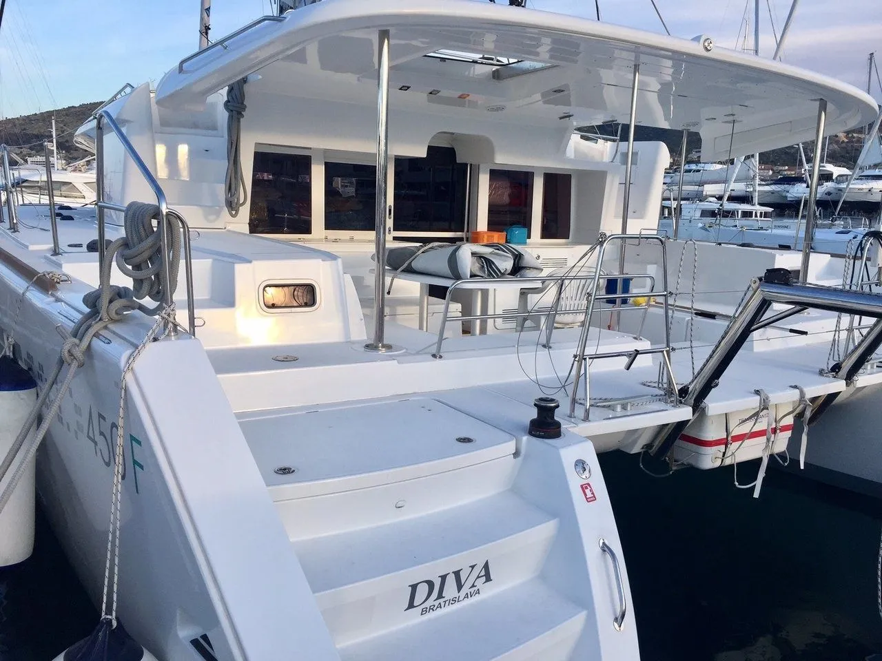 Rent a 13.96m Lagoon 450 F in Split