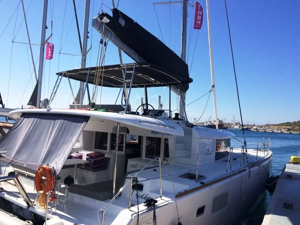 Rent a 13.96m Catamaran Lagoon 450 F in Lavrion