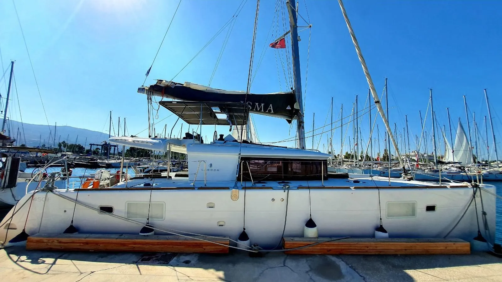 Charter a 13.96m Boat in Nikiana