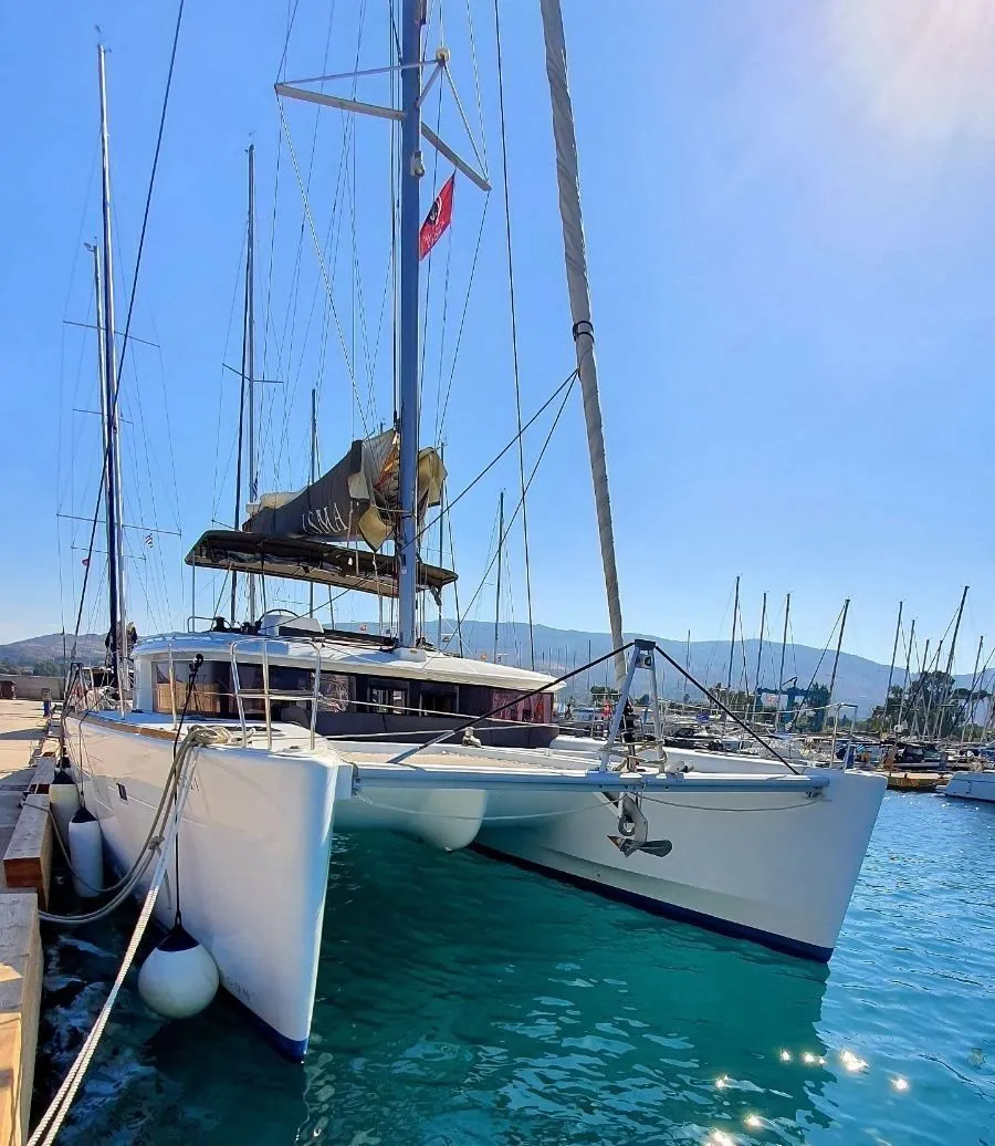 Charter a 13.96m Boat in Nikiana