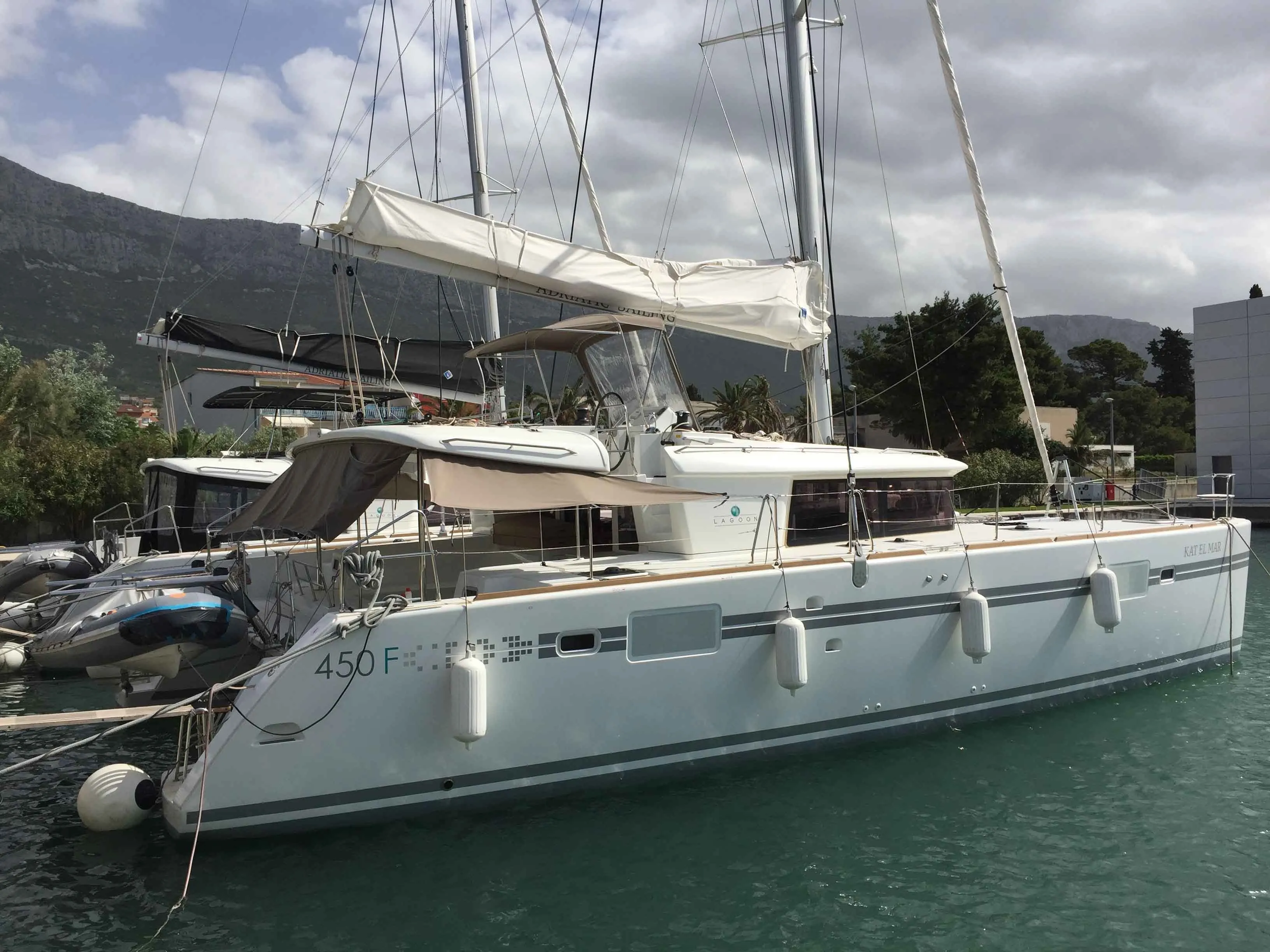 Лодка - Арендуйте 13.92м Lagoon 450 F катамаран в Рогозница