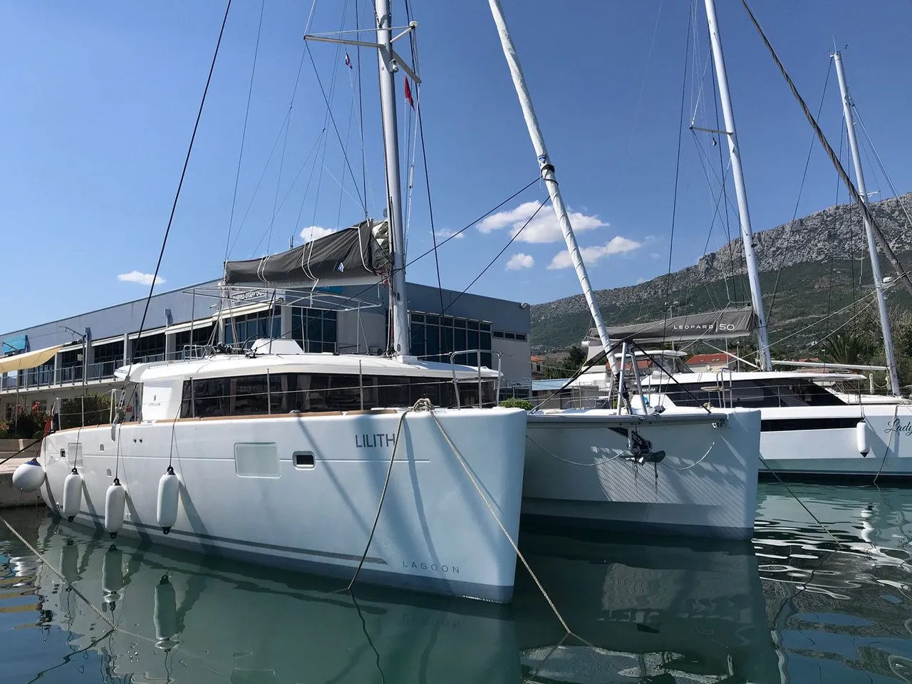 Лодка - Взять в чартер 13.96м Lagoon 450 F катамаран в Сукошан