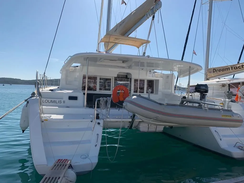 Charter a 13.96m 6 Cabin Catamaran in Placencia