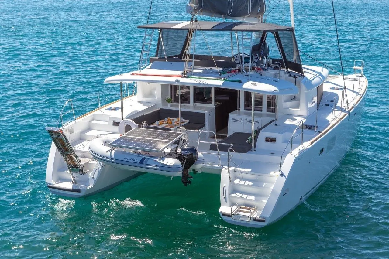 Boot - Charter a 13.96m Lagoon 450 F in Lavrion