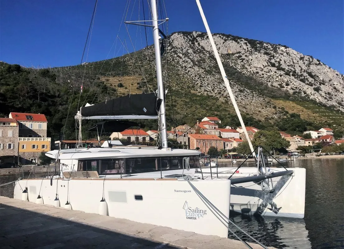 Rent a 13.93m 6 Cabin Catamaran in Rogač