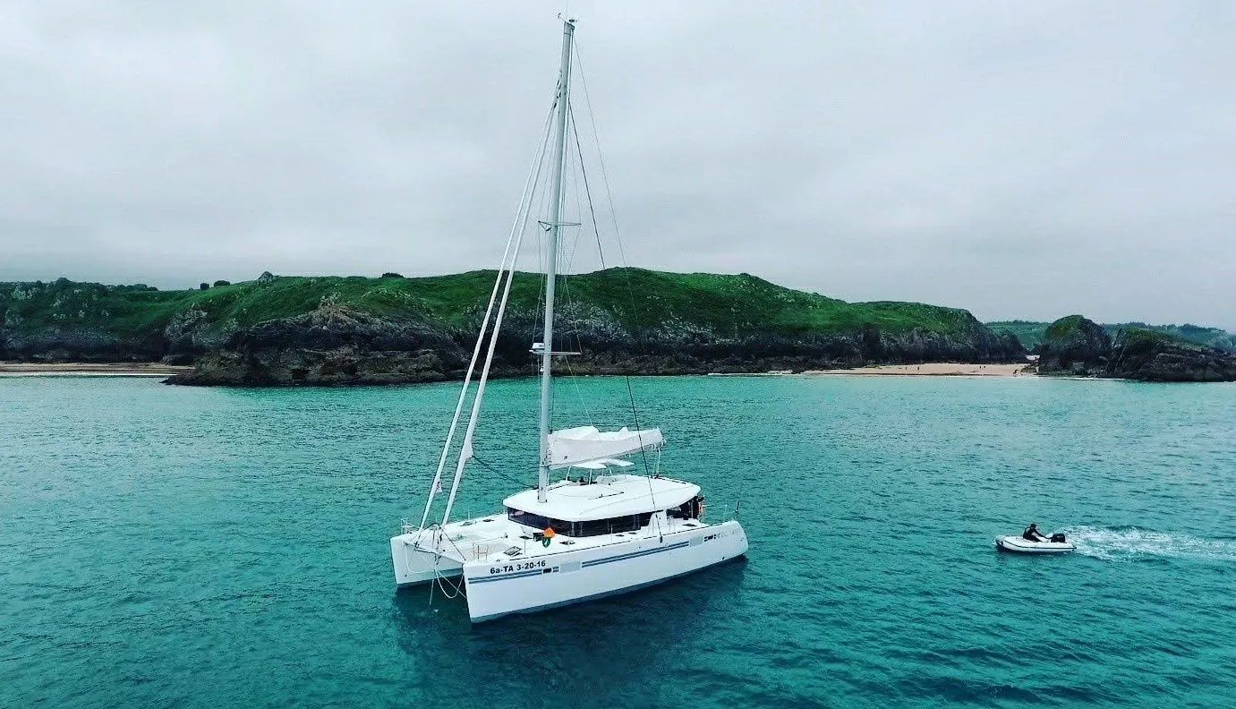 Rent a 13.96m Lagoon 450 S Catamaran in Cambrils