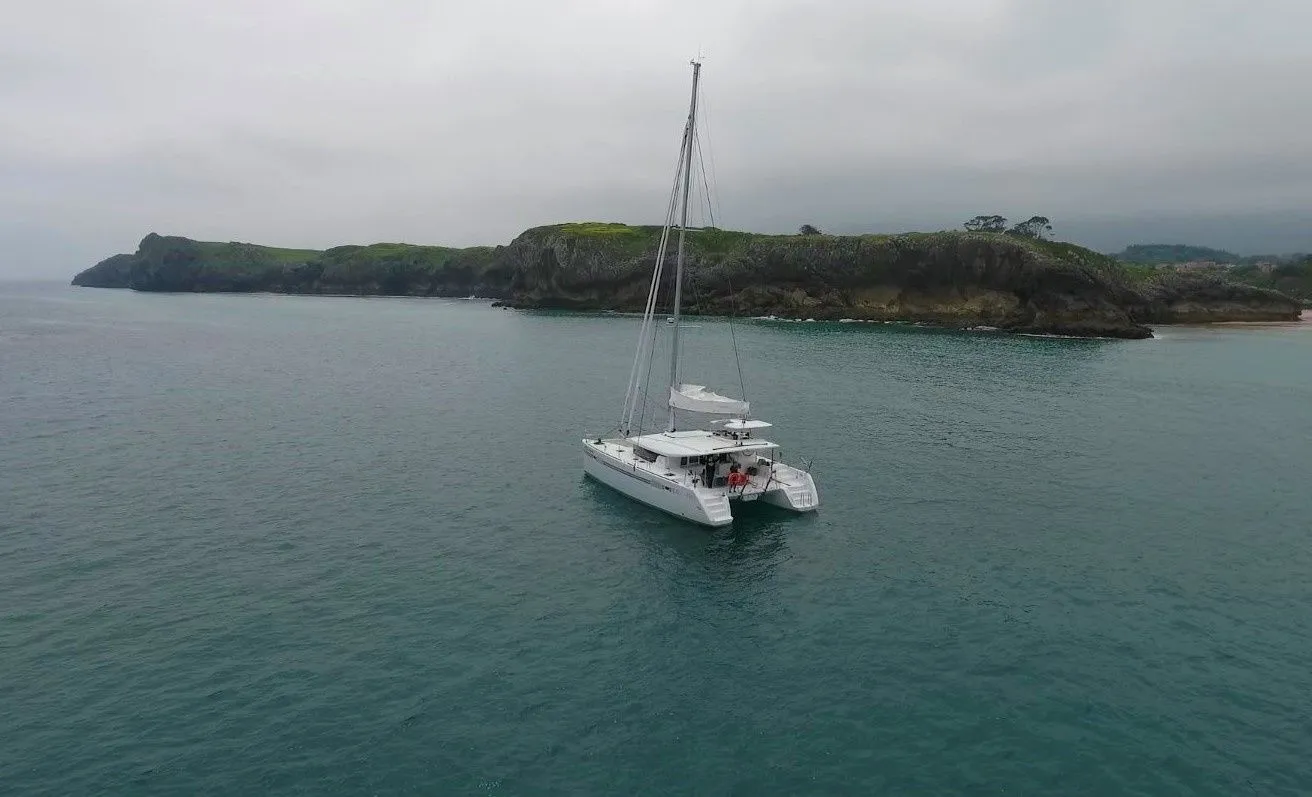 Rent a 13.96m Lagoon 450 S Catamaran in Cambrils