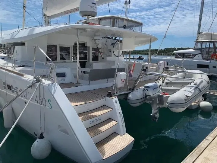 Арендуйте 13.96м Lagoon 450 S катамаран в Драге