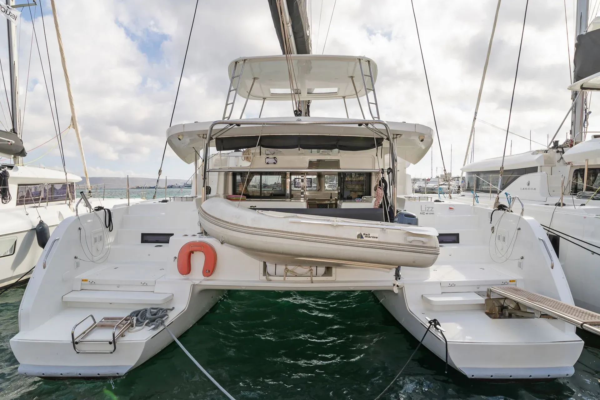 Rent a 13.99m Catamaran Lagoon 46 in Nikiana