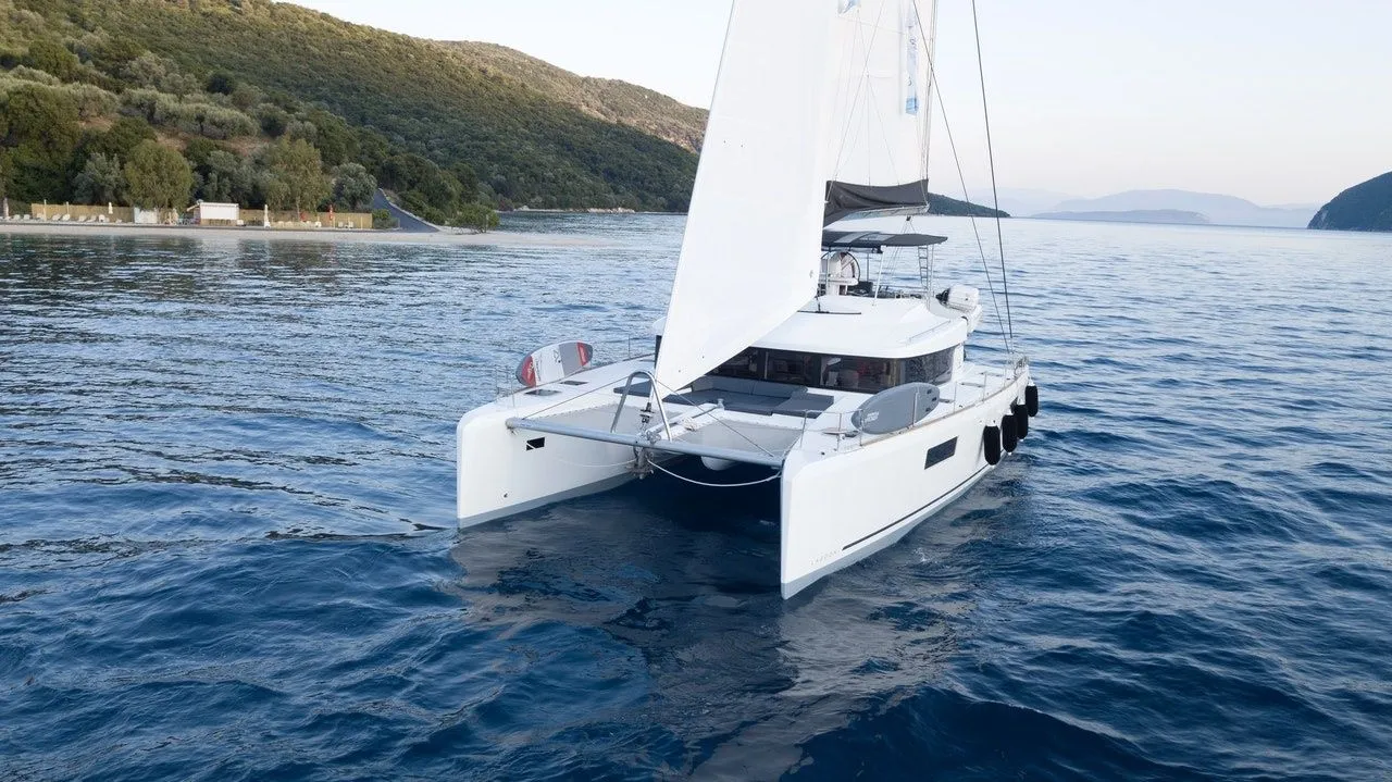 Charter a 15.84m Lagoon 52 F in Gouvia