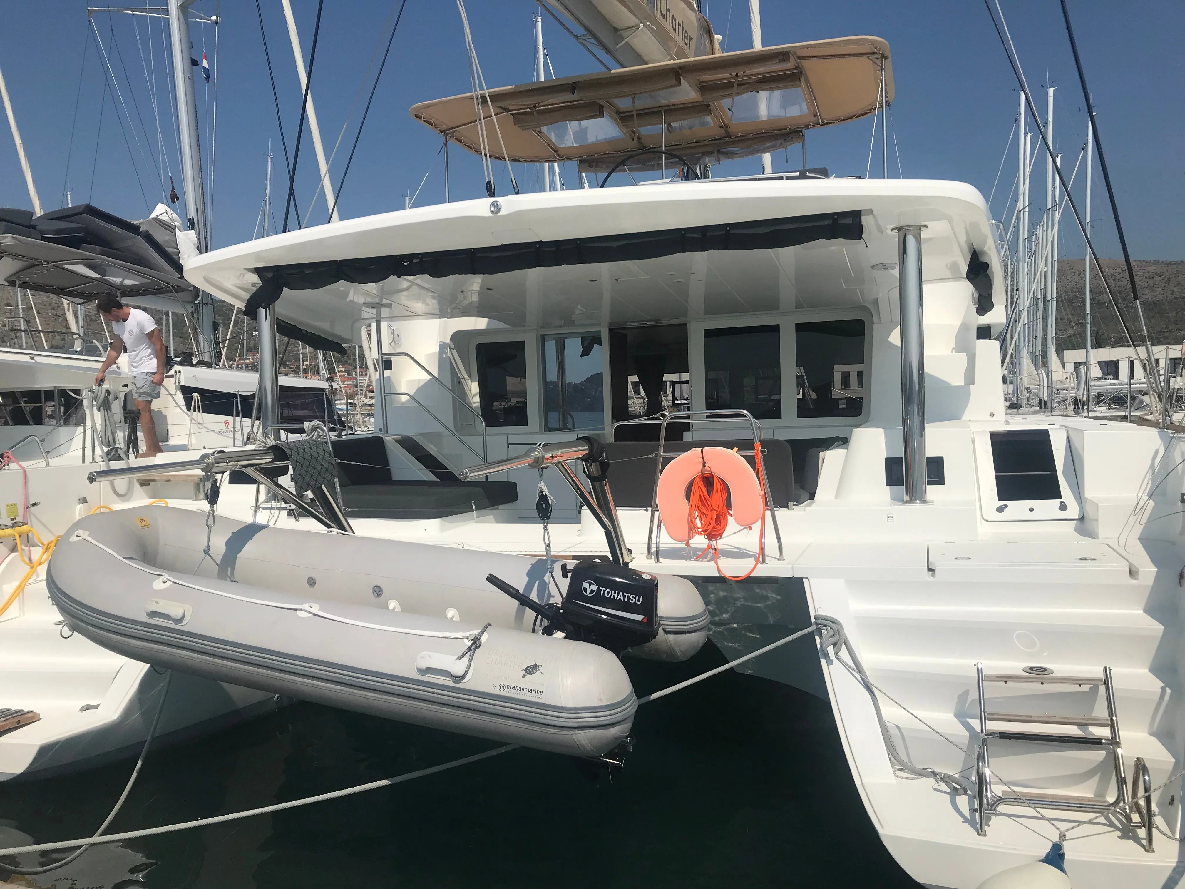 Caracara Charterboot - 3