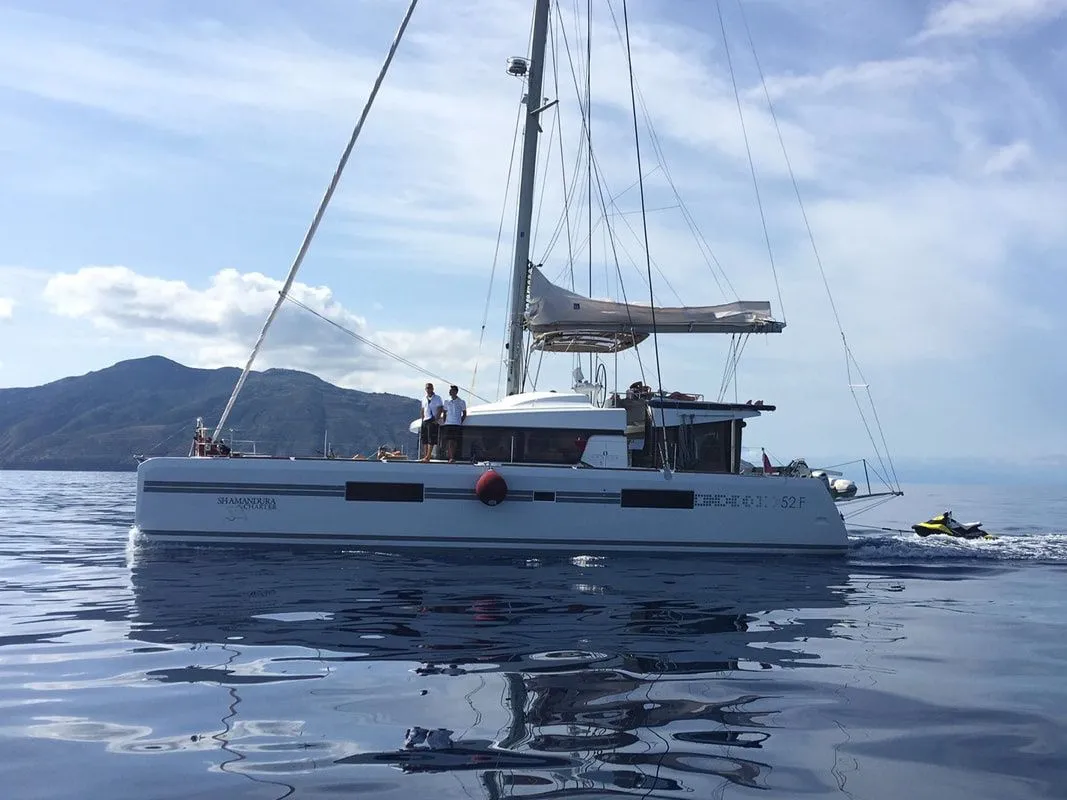 Boat - Charter a 15.85m Lagoon 52 F in Capo d'Orlando