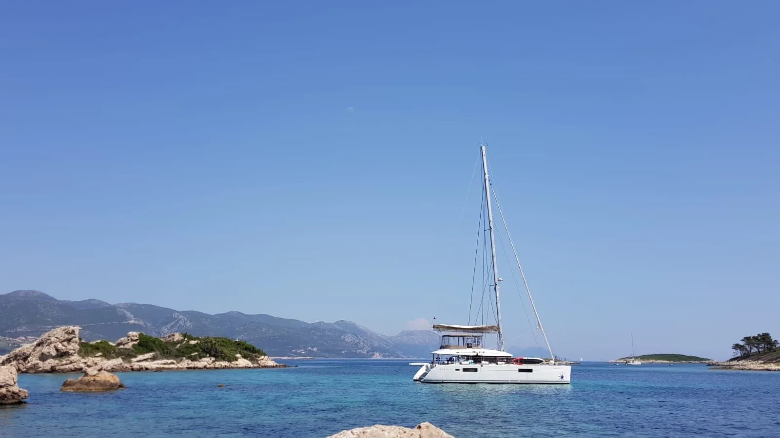 17.06m Elliniko Lagoon 560 Hire