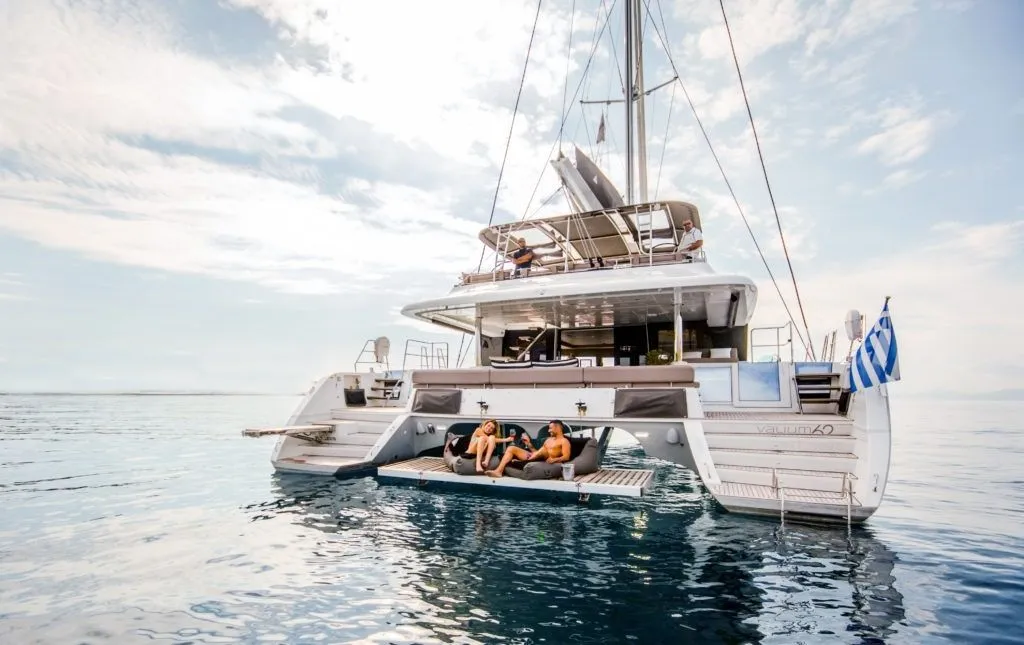 Boot - Charter a 18.9m Catamaran in Elliniko