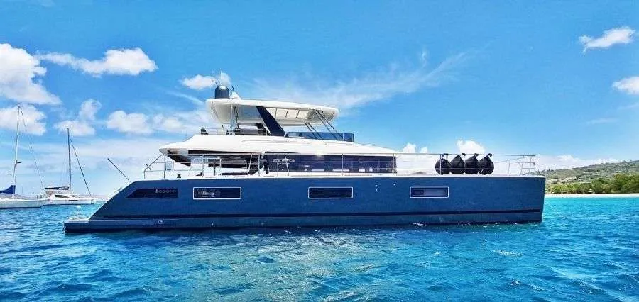 Charter a 19.5m Power Catamaran in Palm Cay