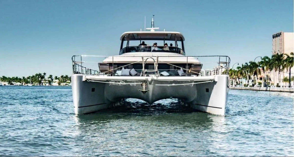 Charter a 19.5m Power Catamaran in Saint Thomas