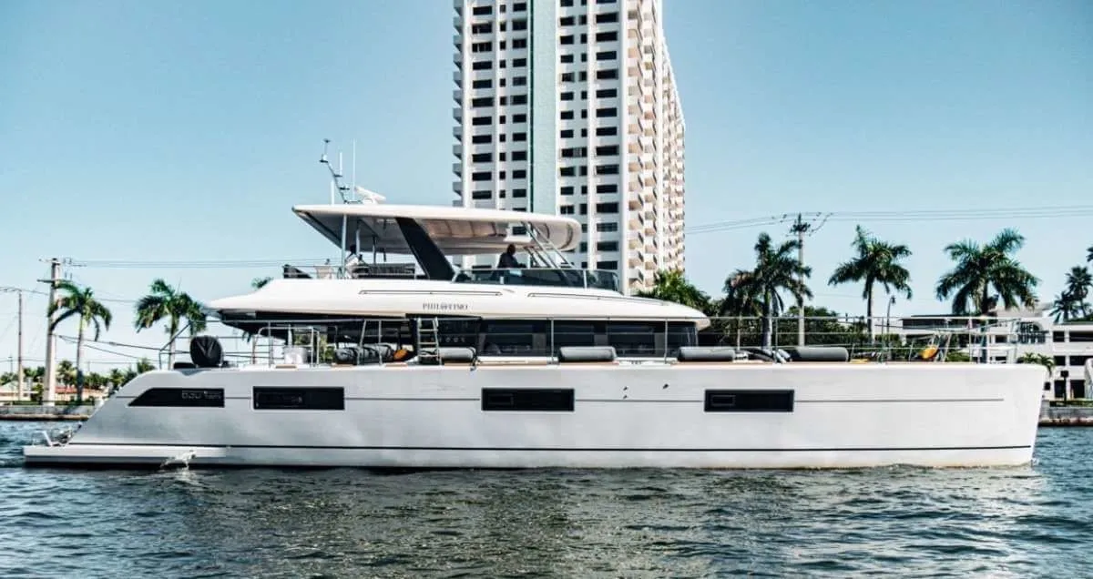 Charter a 19.5m Power Catamaran in Saint Thomas