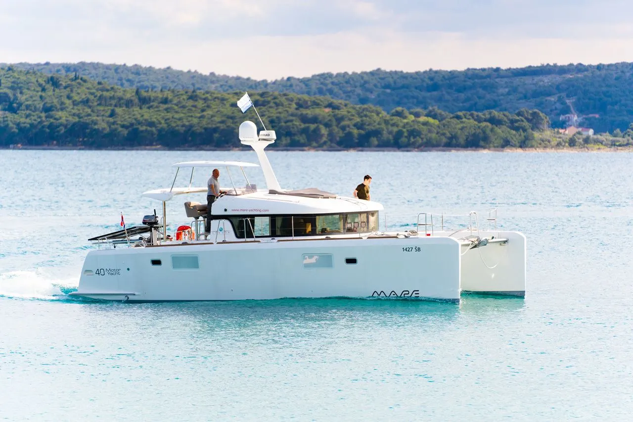 Charter a 11.99m Lagoon Power 40 in Šibenik