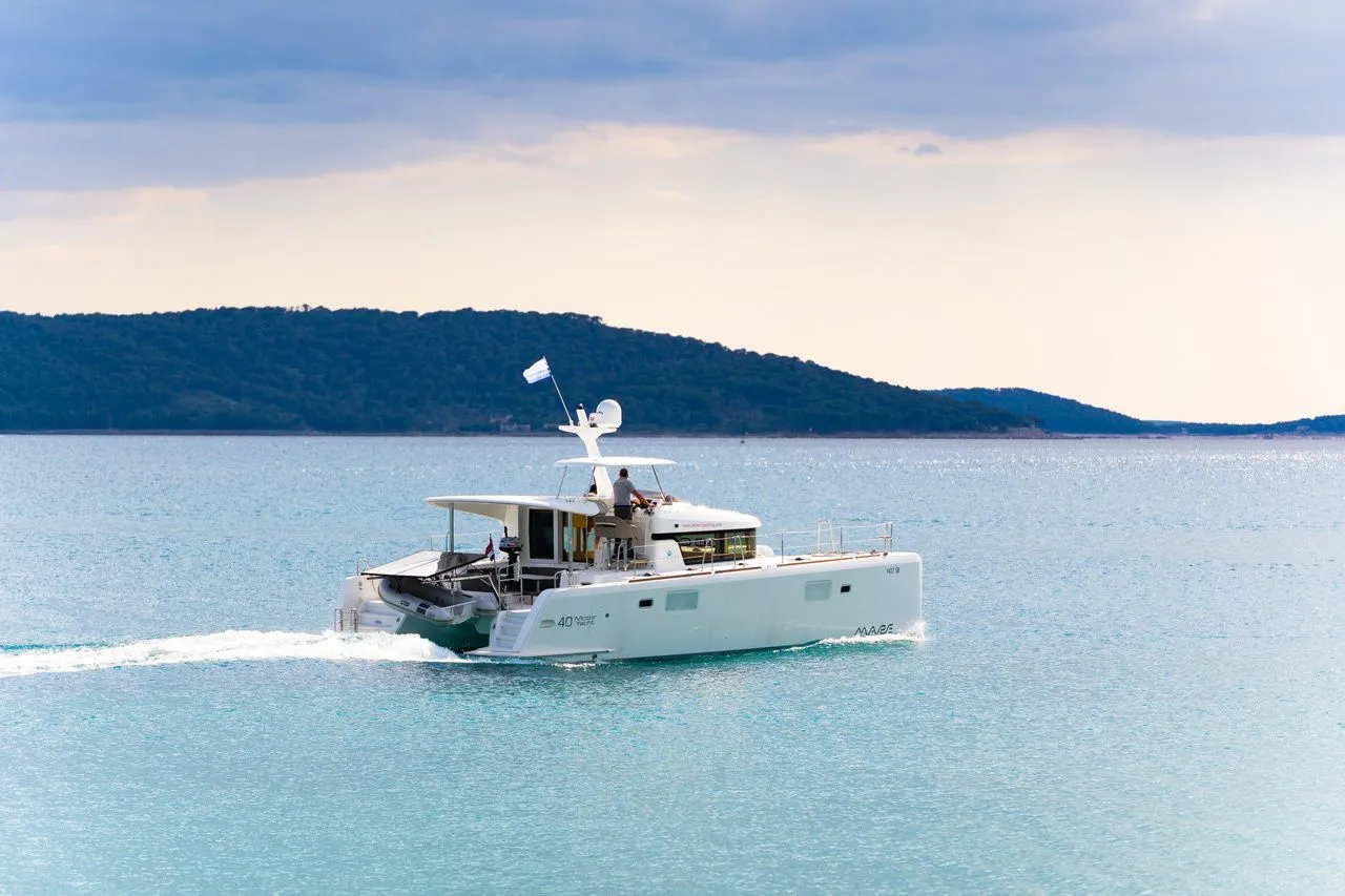 Charter a 11.99m Lagoon Power 40 in Šibenik