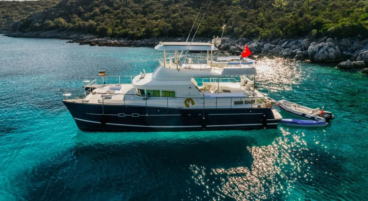 Взять в чартер 13.11м моторный катамаран Lagoon Power 43 в Мармарис