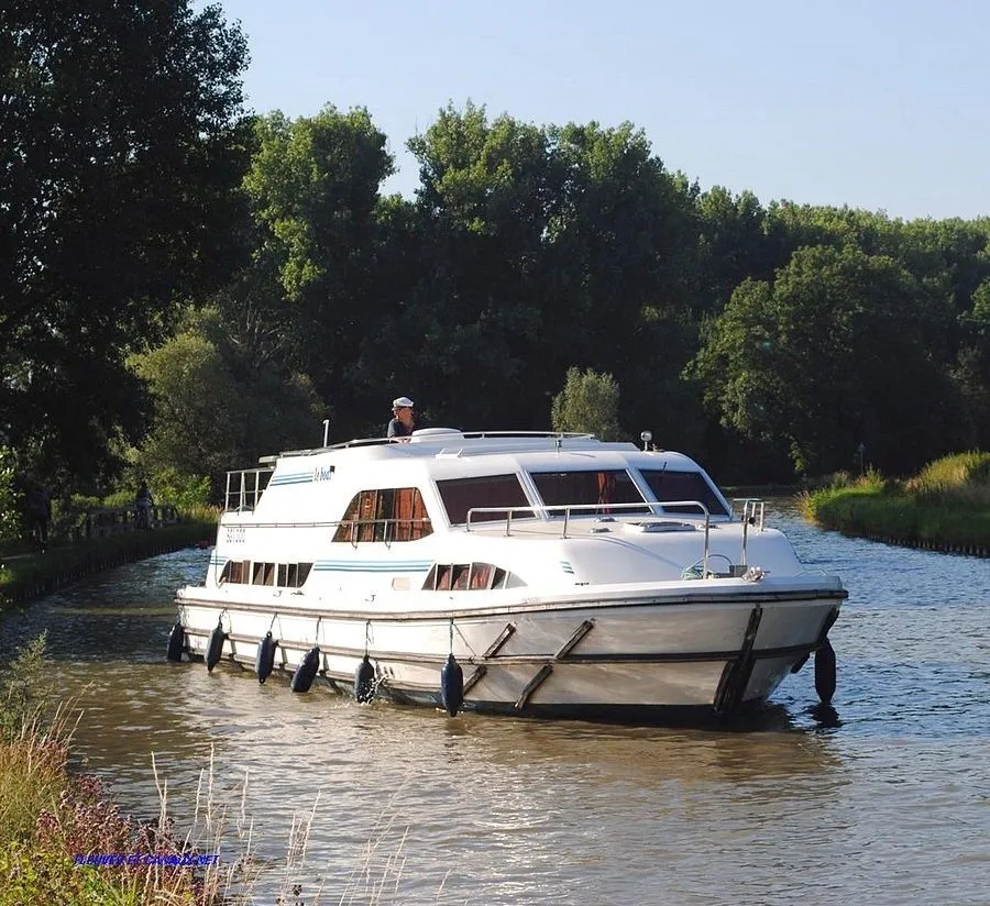 Rent a 12.8m Boat in St. Jean-de-Losne