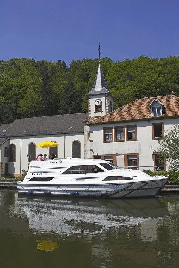 Rent a 11m 2 Cabin House Boat in St. Jean-de-Losne