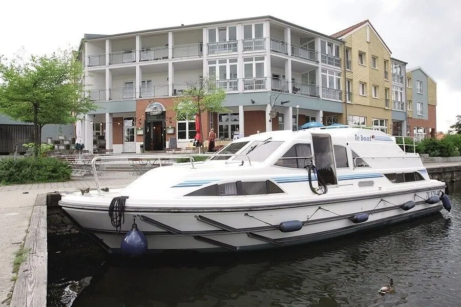 Rent a 11m 2 Cabin House Boat in St. Jean-de-Losne