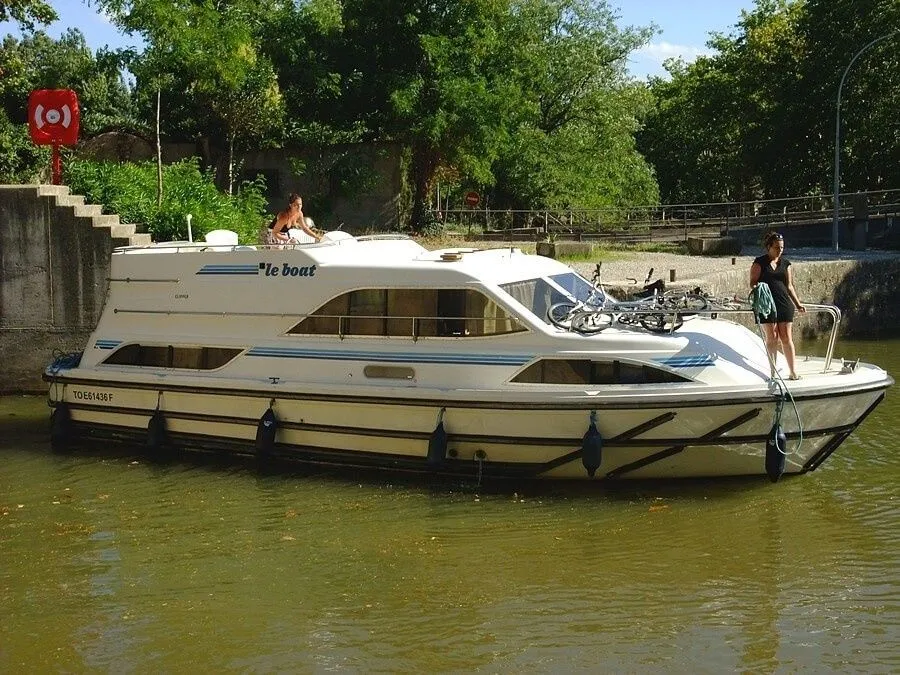 Charter a 11m House Boat in Wolfsbruch