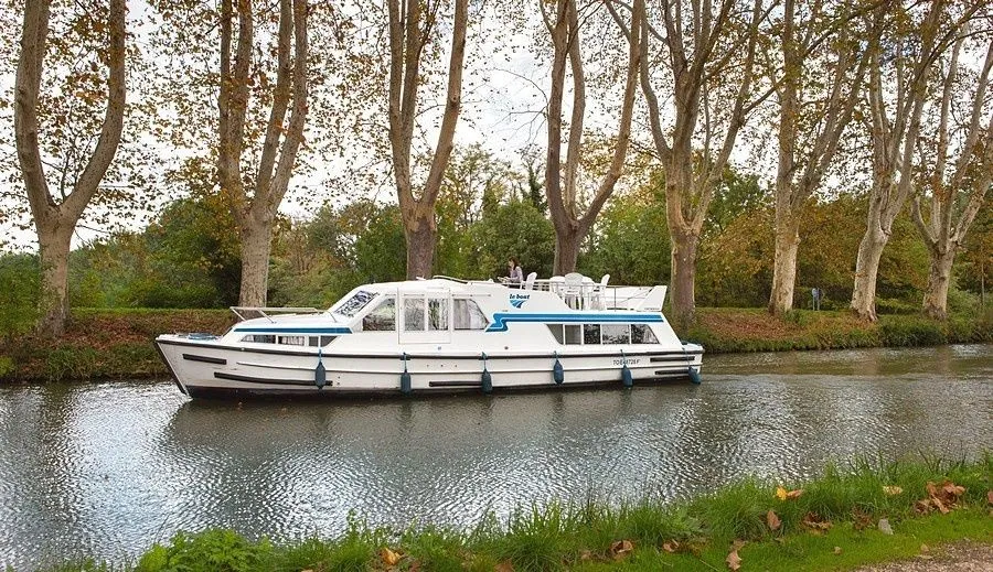 Explore Portiragnes on a 12.75m Rental House Boat