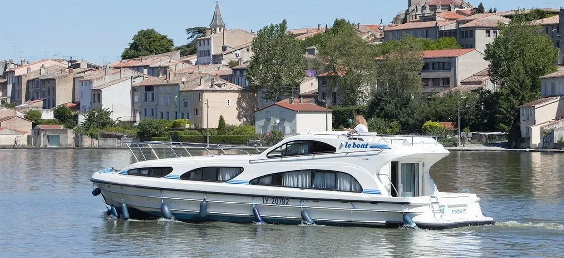 Explore Le Mas d'Agenais on a 13.1m 3 Cabin House Boat Rental