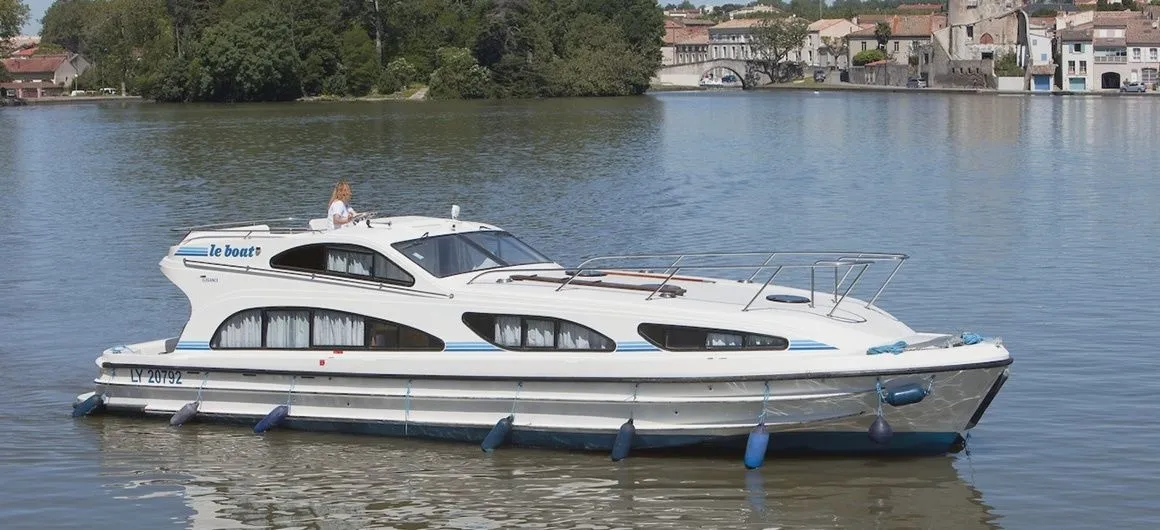 Explore St. Jean-de-Losne on a 13.1m 3 Cabin House Boat Rental