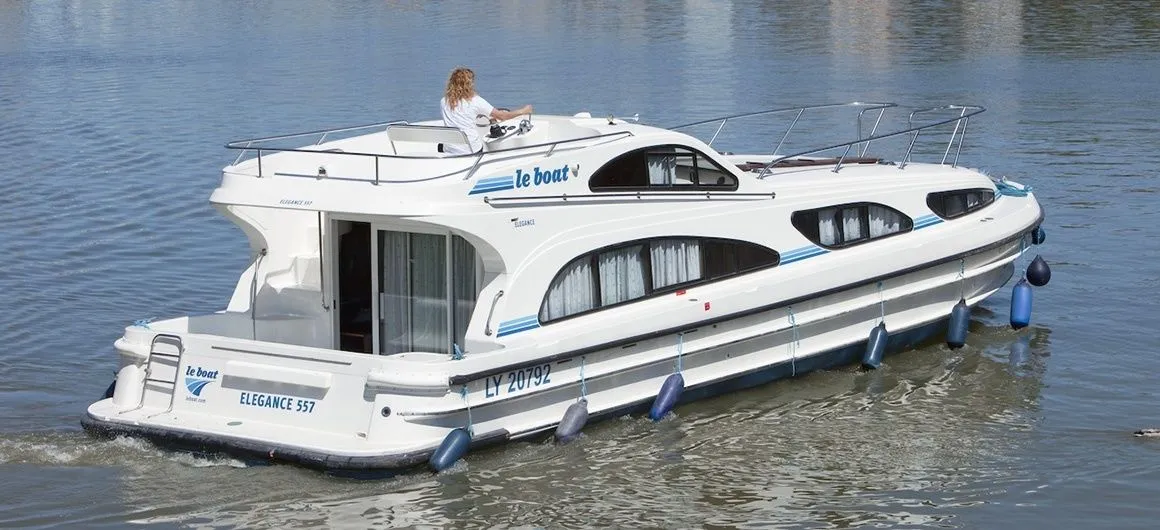 Charter a 13.1m 3 Cabin House Boat in Casier