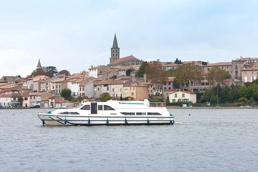 Charter a 14.63m Boat in St. Jean-de-Losne