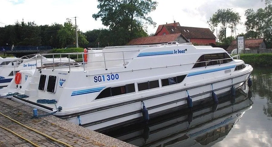 Charter a 14.63m Boat in St. Jean-de-Losne