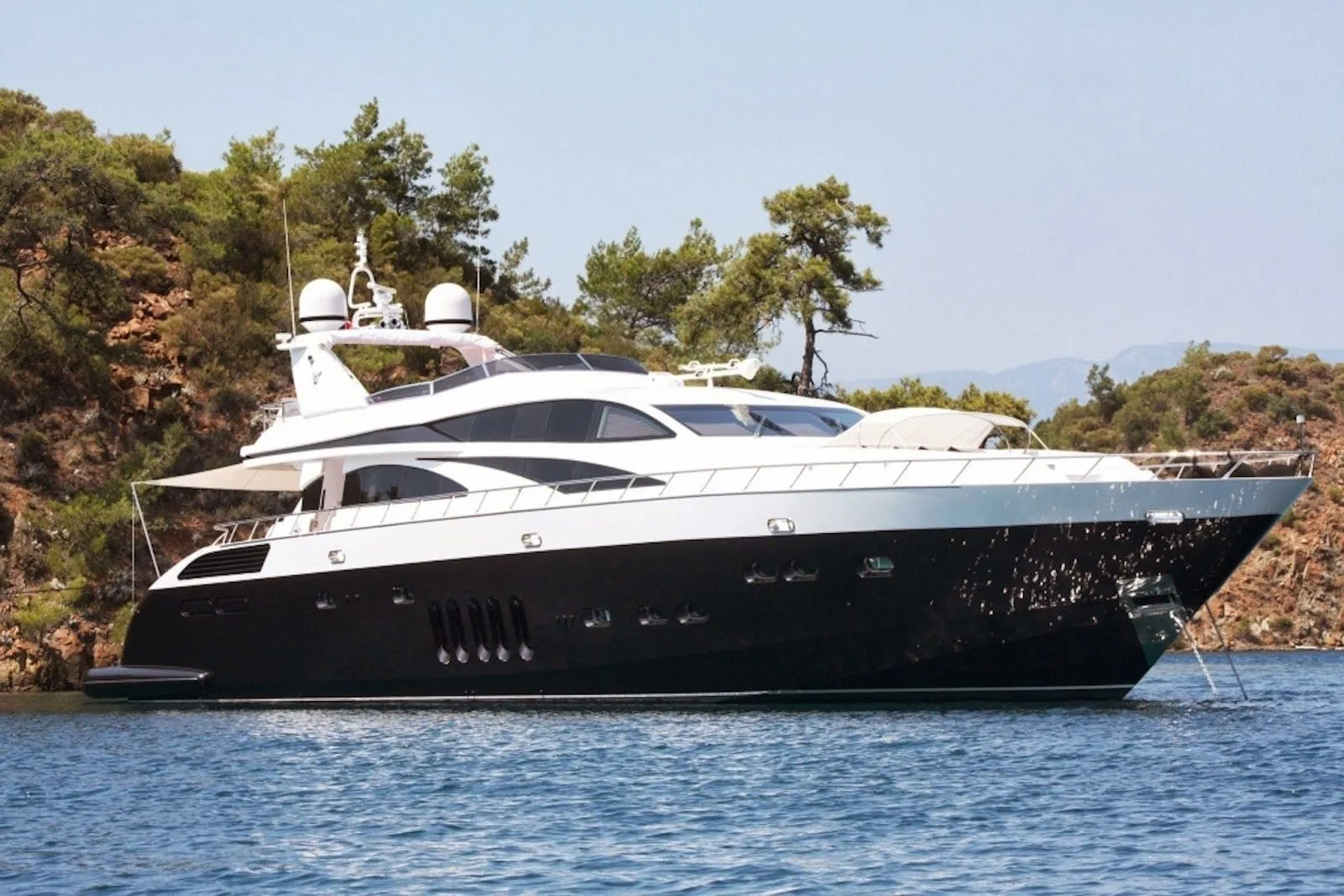 Explore Marmaris on a 32m Rental Motor Yacht Leopard 105