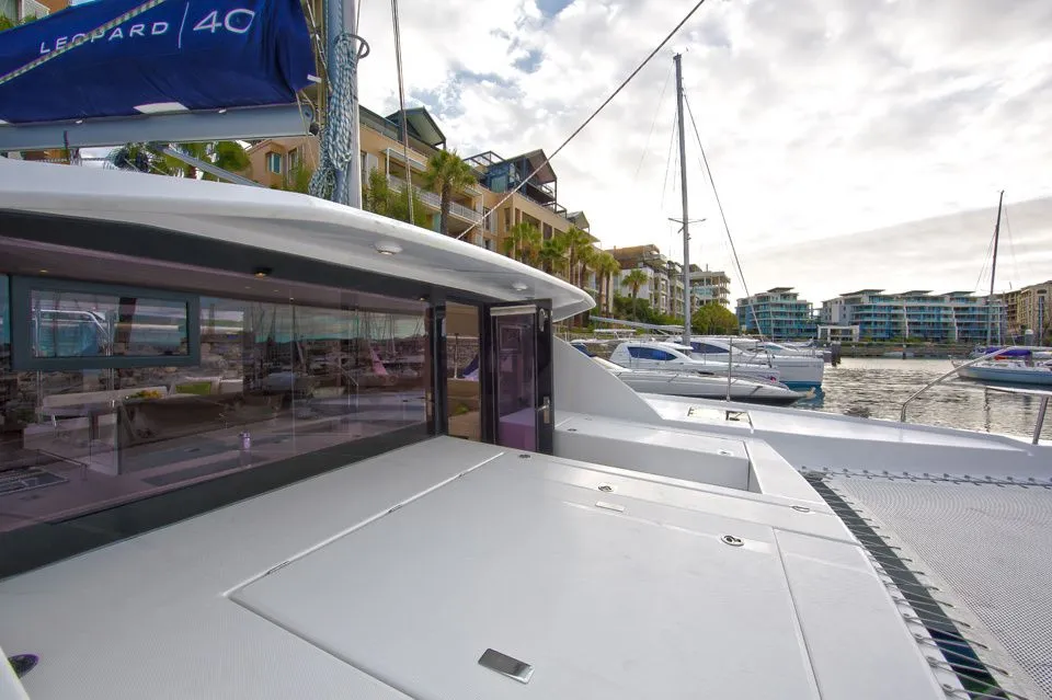 Rent a 11.99m Catamaran Leopard 40 in Procida