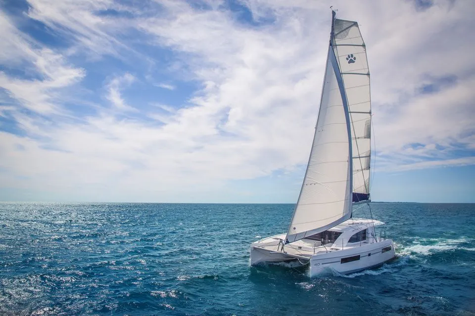 Rent a 11.99m Catamaran Leopard 40 in Procida