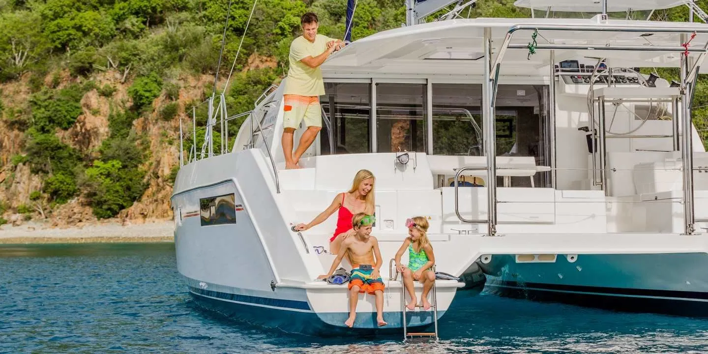 Rent a 11.99m Leopard 40 in Marigot